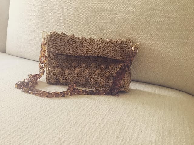 Pochette caramel chaîne écaille