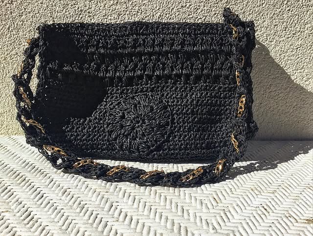 Sac noir raphia chaîne dorée