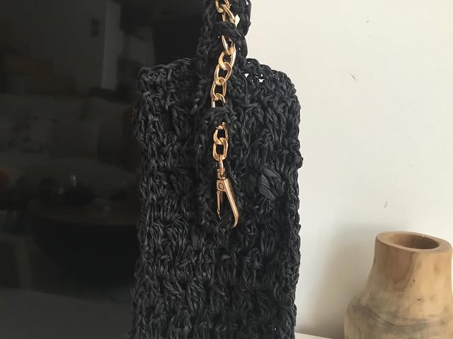 Sac noir détail chaîne