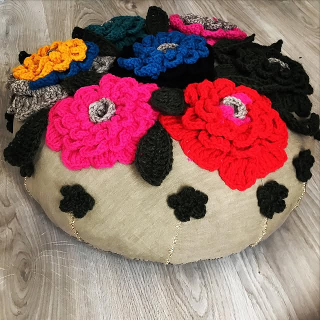 Coussin fleurs style Frida