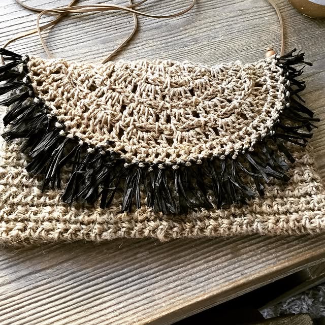 Pochette jute franges noires
