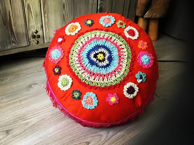 Grand coussin rouge fleurs
