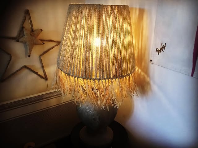 Abat-jour raphia allumé