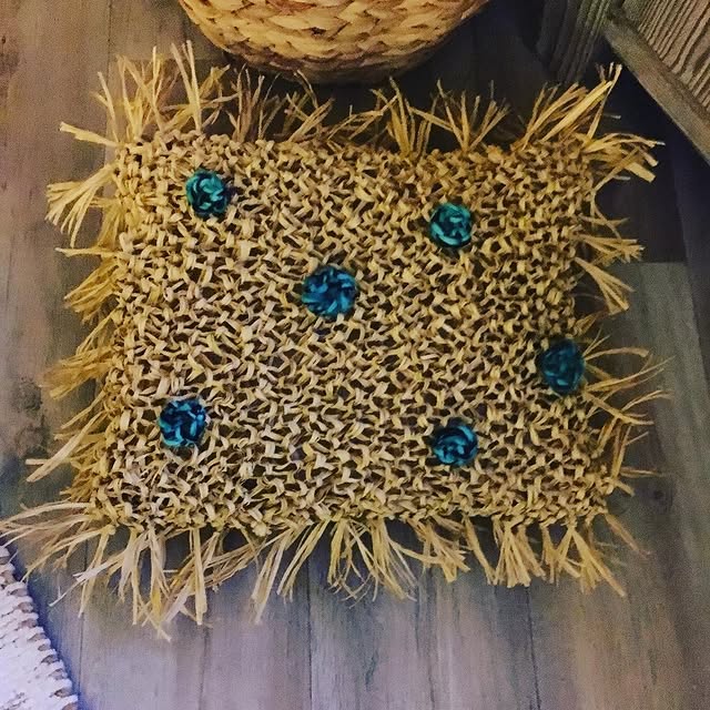 Tapis raphia fleurs turquoise