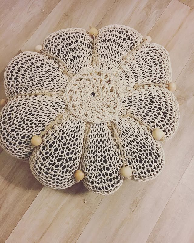 Coussin fleur perles bois